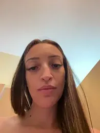 BelleLouiseVp webcam stripchat model stream image