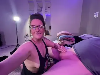 1Lustfully_yours webcam stripchat model stream image