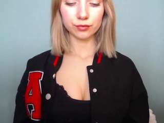 lucialittle webcam model stream image