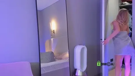 Wallflowerr webcam model stream image