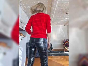 Krisred webcam bongacams model stream image