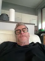 Axl_hot webcam model stream image