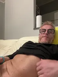 Axl_hot webcam stripchat model stream image