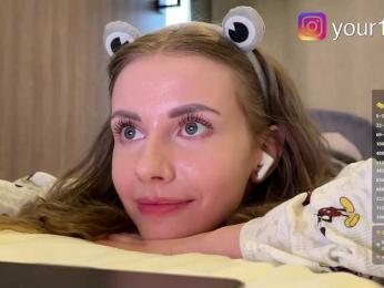 VikkiExtraCheese webcam bongacams model stream image