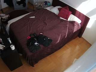 voyeurcam-julmodels-whitebed-2 webcam model stream image