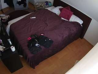 voyeurcam-julmodels-whitebed-2 webcam model stream image