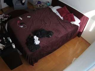 voyeurcam-julmodels-whitebed-2 webcam model stream image