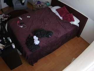 voyeurcam-julmodels-whitebed-2 webcam model stream image