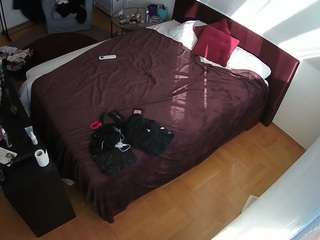 voyeurcam-julmodels-whitebed-2 webcam model stream image