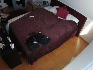 voyeurcam-julmodels-whitebed-2 webcam model stream image