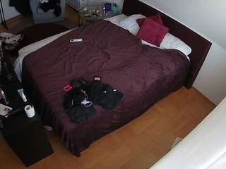 voyeurcam-julmodels-whitebed-2 webcam model stream image