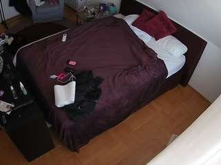 voyeurcam-julmodels-whitebed-2 webcam model stream image