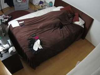 voyeurcam-julmodels-whitebed-2 webcam model stream image