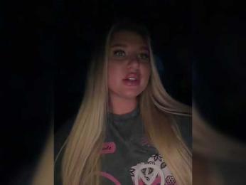 Stiflers_mom webcam model stream image