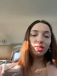 DollyTall webcam stripchat model stream image