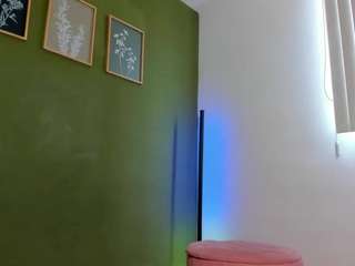 karlyee webcam model stream image