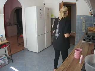 voyeurcam-julmodels-kitchen camsoda stream image