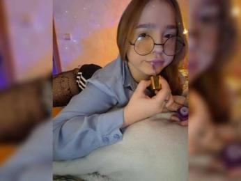 LittleDelora bongacams stream image
